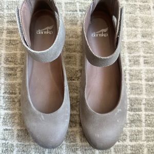 Dansko flats with ankle strap size 38, warm gray